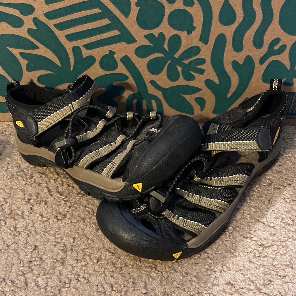 Keen Black and Tan Kids Sandals - Like New - Youth Size 2